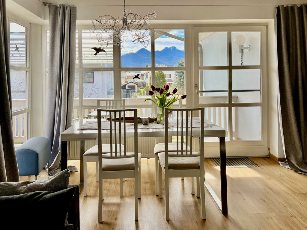Essplatz mit Bergblick im großen Wohn-/Esszimmer