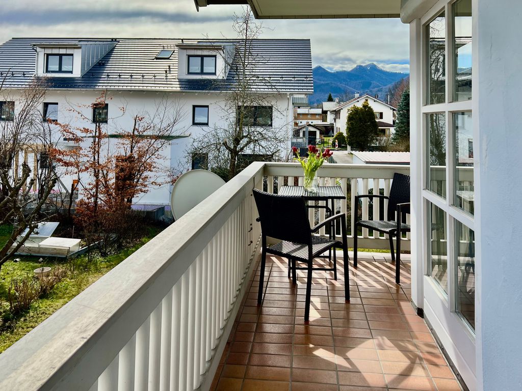 Eck-Balkon mit Blick ins Grüne und in die Berge