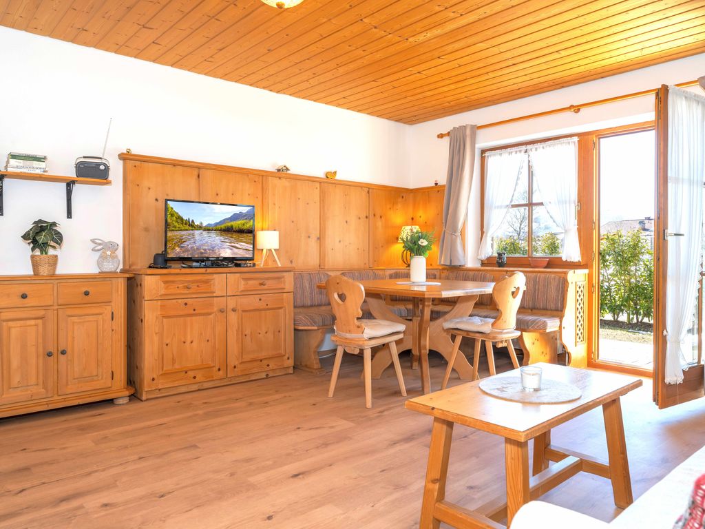 Helles, geräumiges Wohnzimmer mit Essbereich