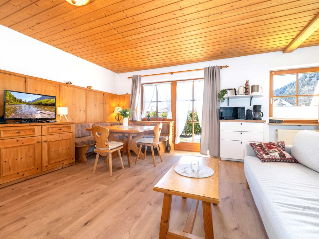 Geräumiger, heller Wohnbereich mit Terrasse