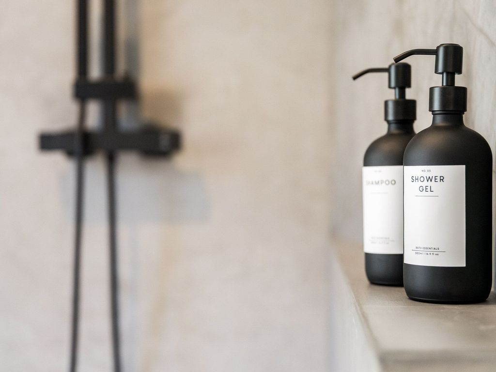 Badezimmer mit Shampoo und Duschgel