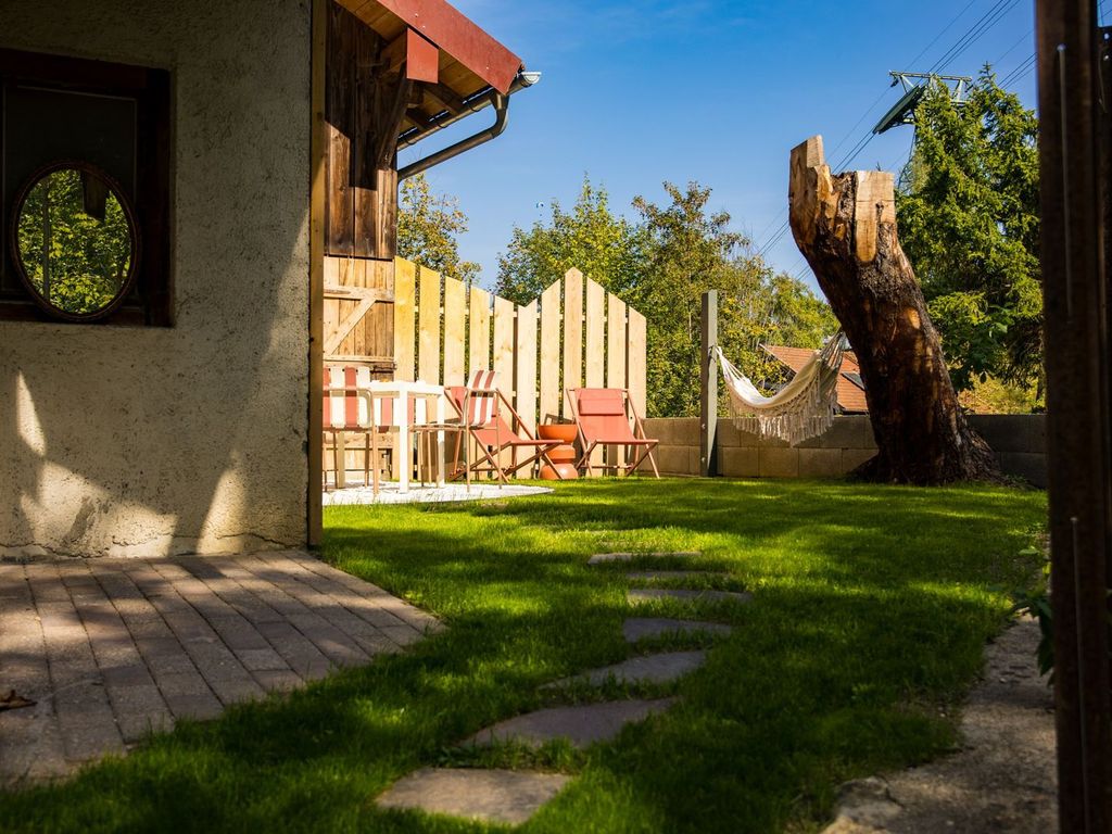 Privater Garten mit sonniger Sitzecke, Hängematte und Liegestühle
