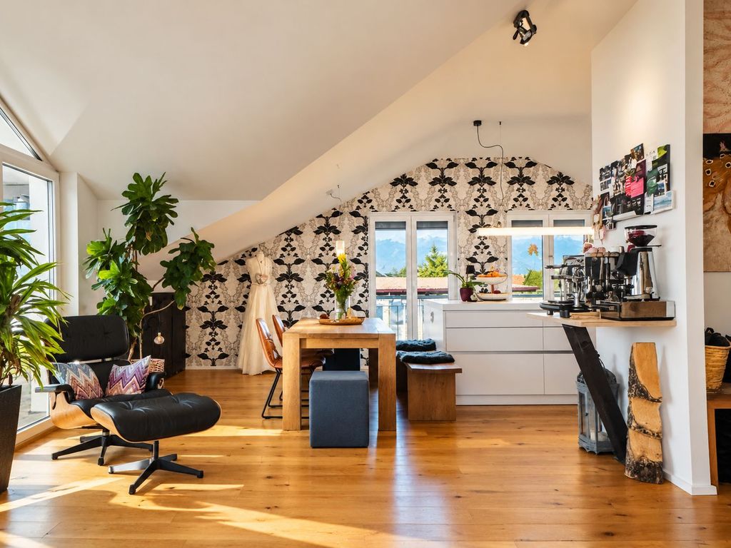Blick vom Wohnzimmer auf den Wohn- & Essbereich