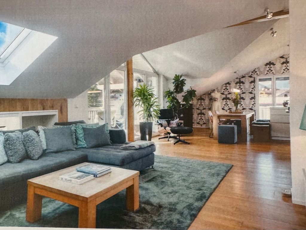 Wohnzimmer mit großem Sofa