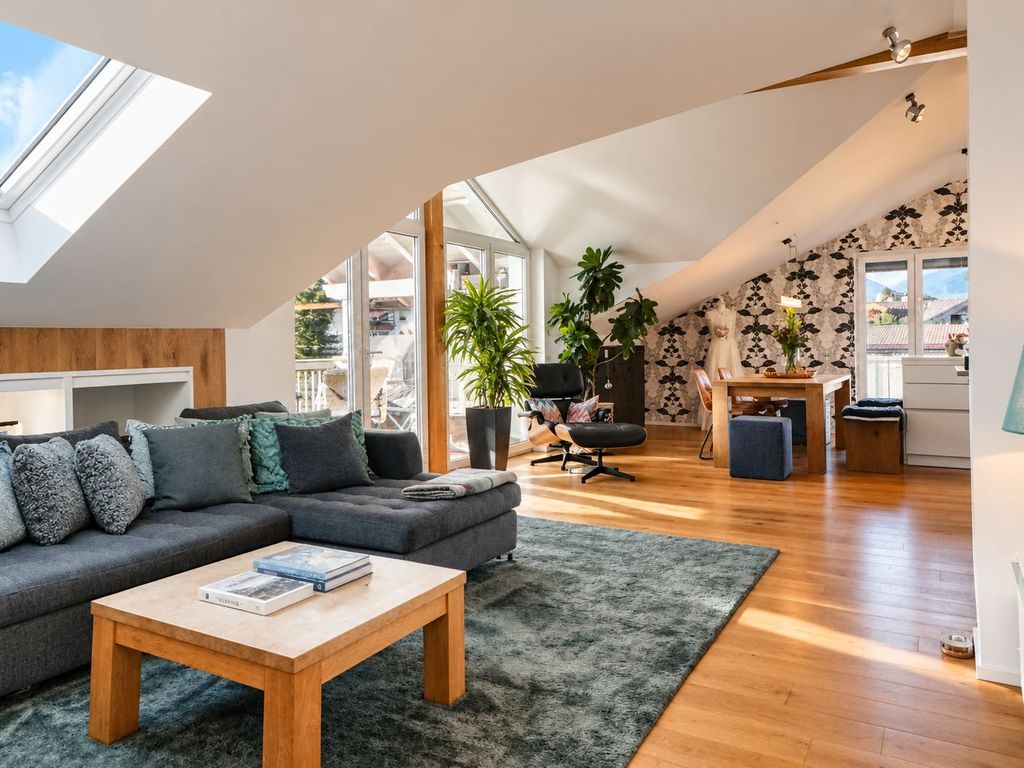 Wohnzimmer mit großem Sofa
