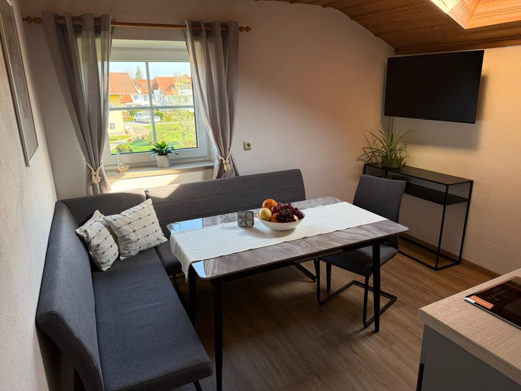 moderne Küche mit Essecke und Flachbild-Fernseher