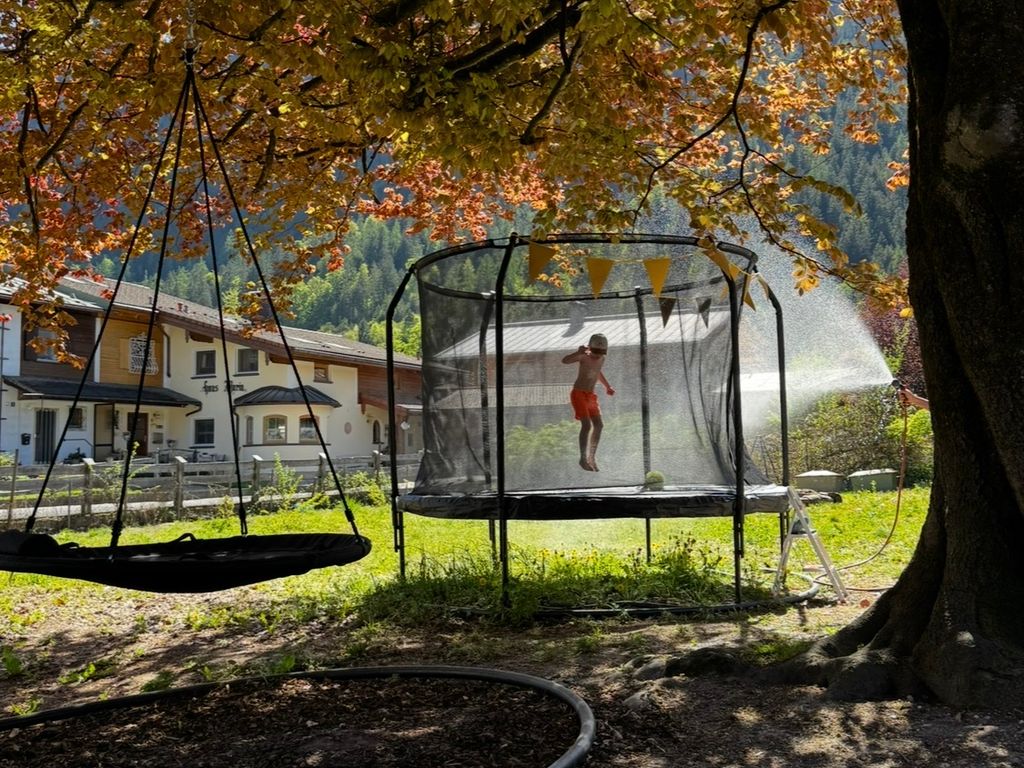 Trampolin-Spaß unter dem Blätterdach