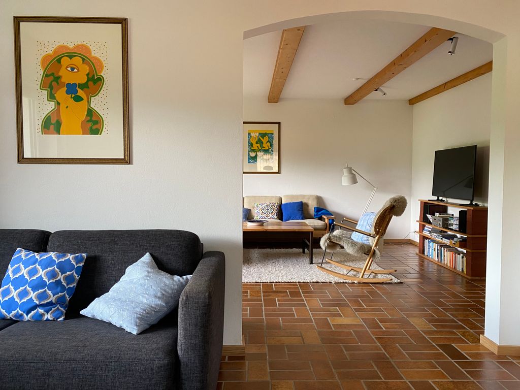 Esszimmer mit Blick ins Wohnzimmer