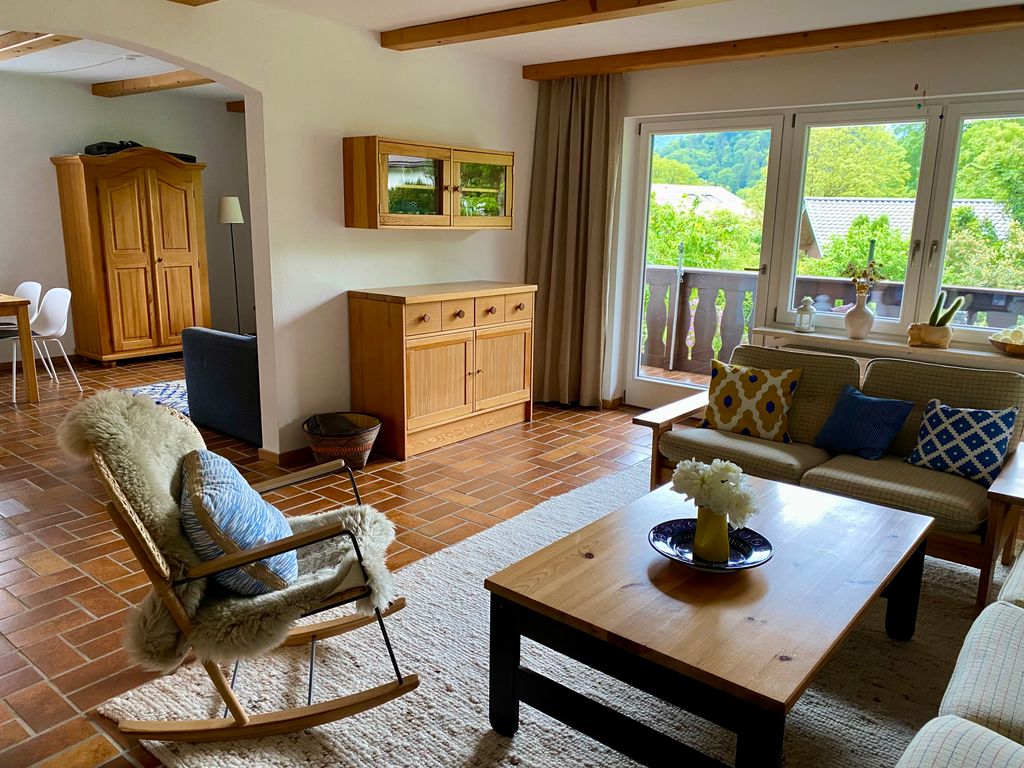 Wohnzimmer mit Blick ins Esszimmer