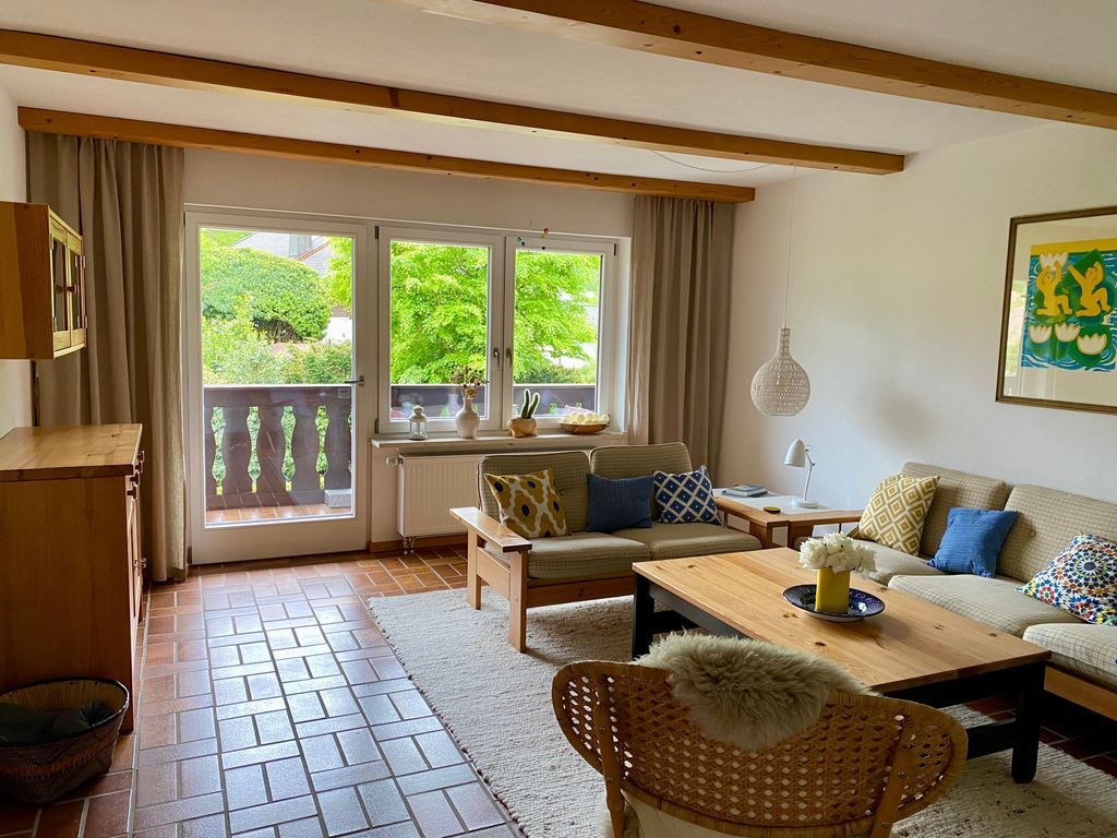 Wohnzimmer mit Blick auf Balkon