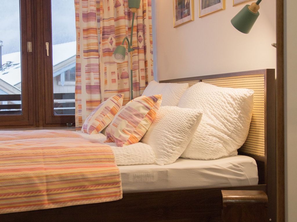 Doppelbett mit winterlicher Aussicht