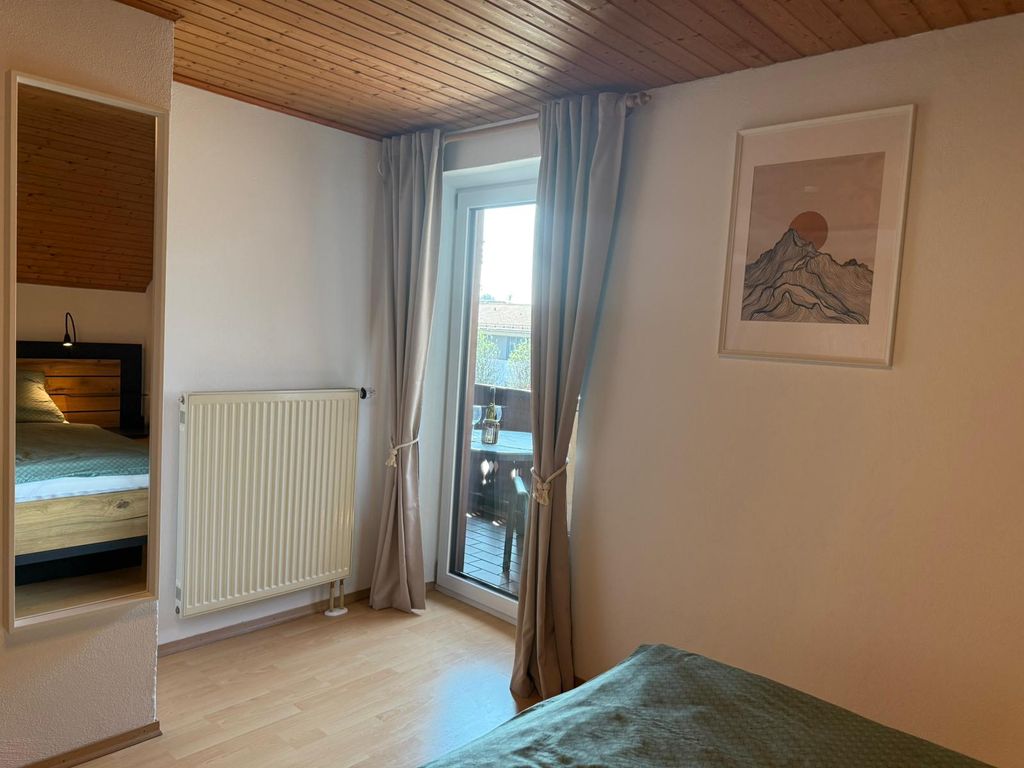 Hauptschlafzimmer mit Zugang zum Balkon