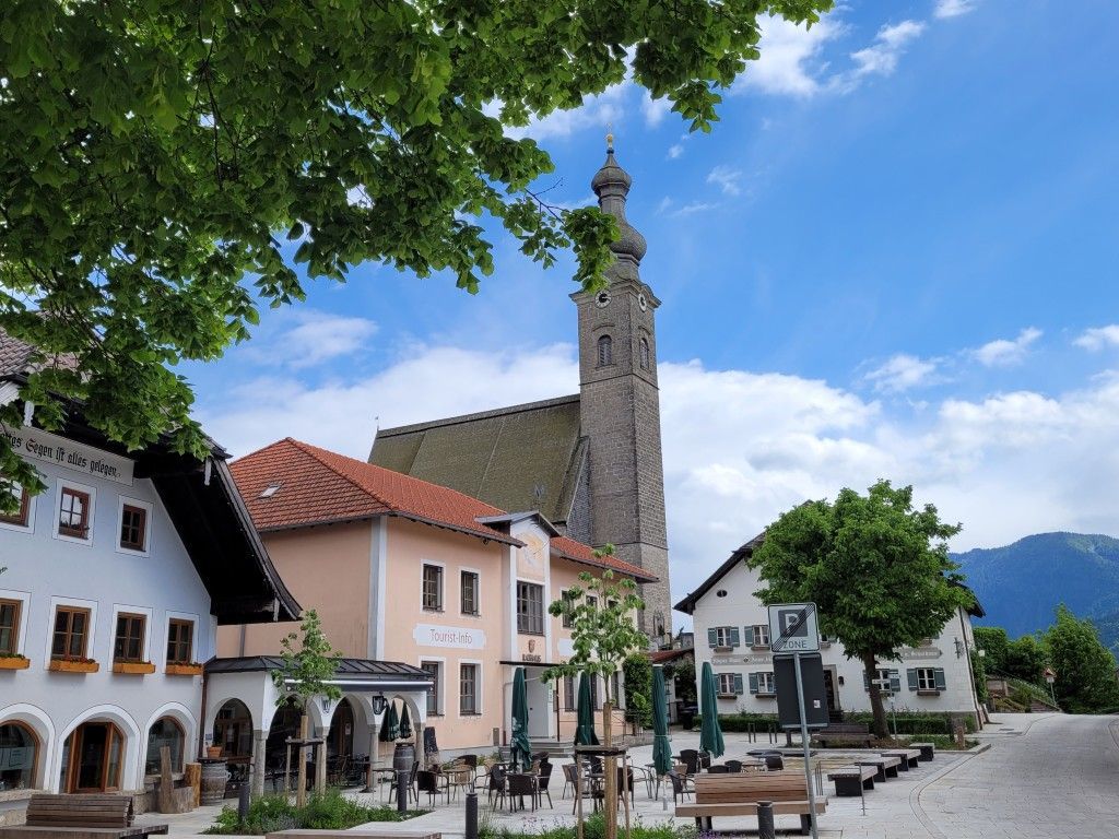 Haus mit Gemeindeverwaltung und Eiscafe