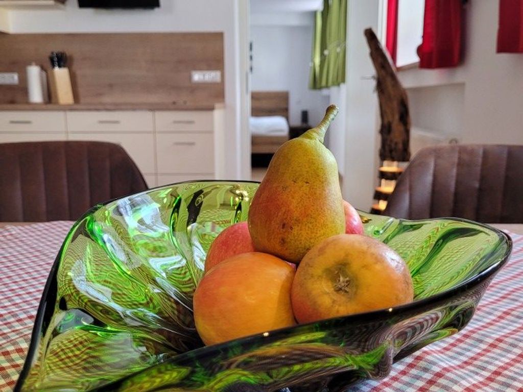 Obstschale mit Birne und Blick ins Schlafzimmer