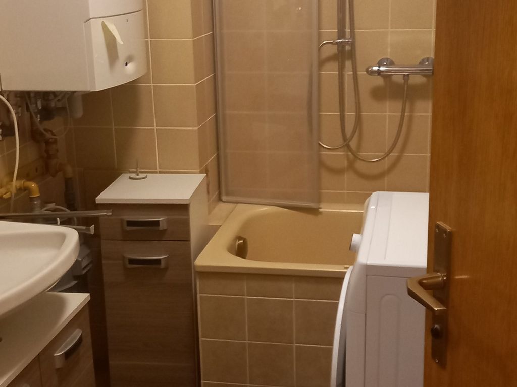 Badezimmer mit Badewanne/Waschmaschine