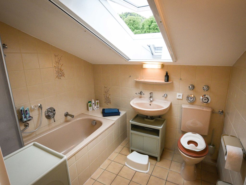 Badezimmer mit Badewanne und WC