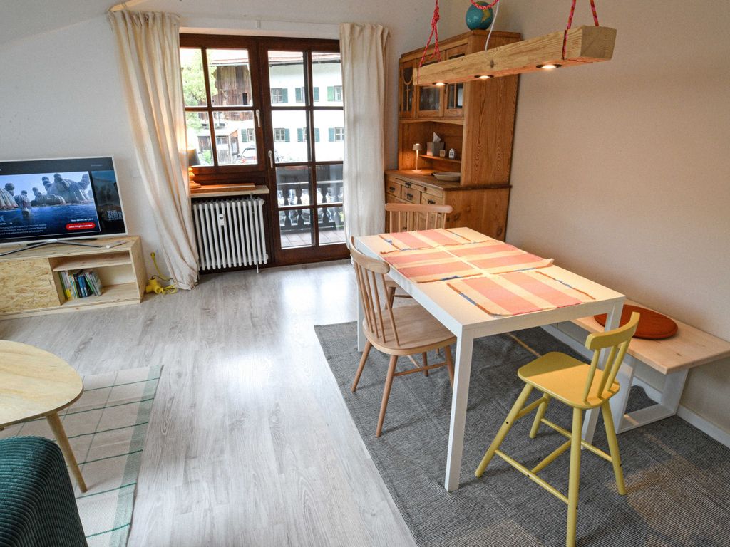 Wohnraum mit Essplatz und Balkon