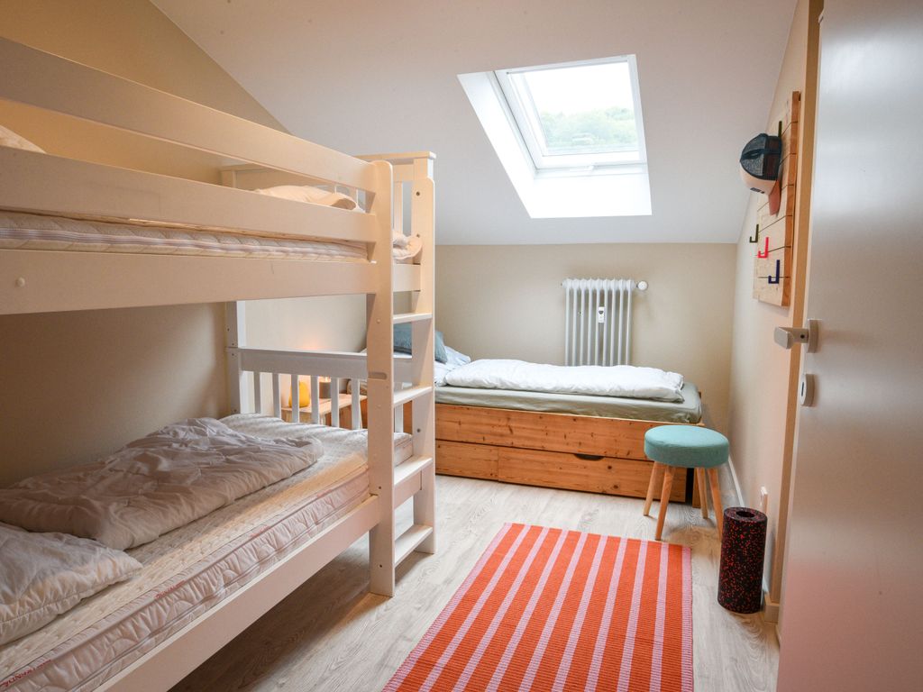 Zweites Schlafzimmer mit Stockbett und Einzelbett