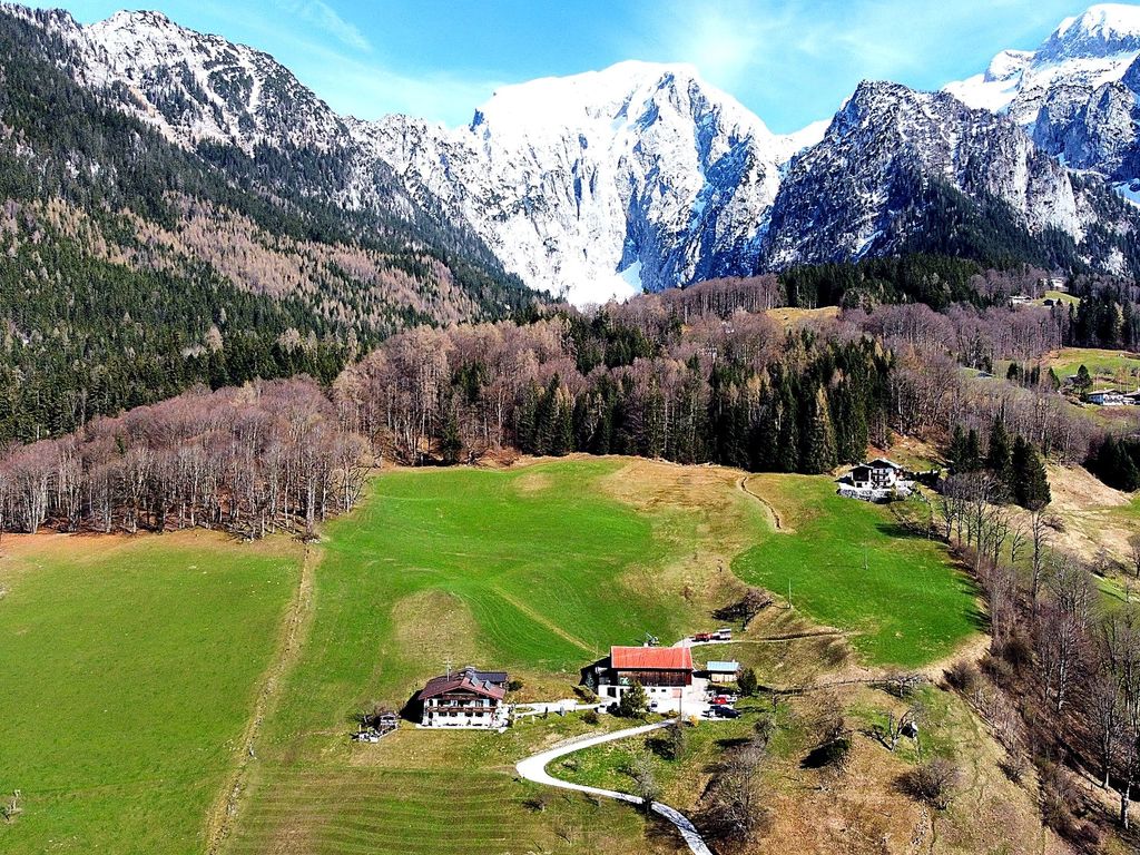 Westansicht im Hintergrund Göll Massiv mit Kehlstein und Brett