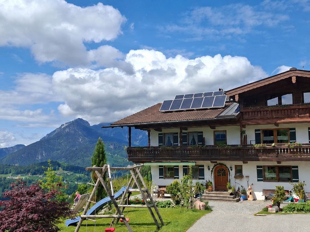 Südseite Haus mit Garten im Vordergrund