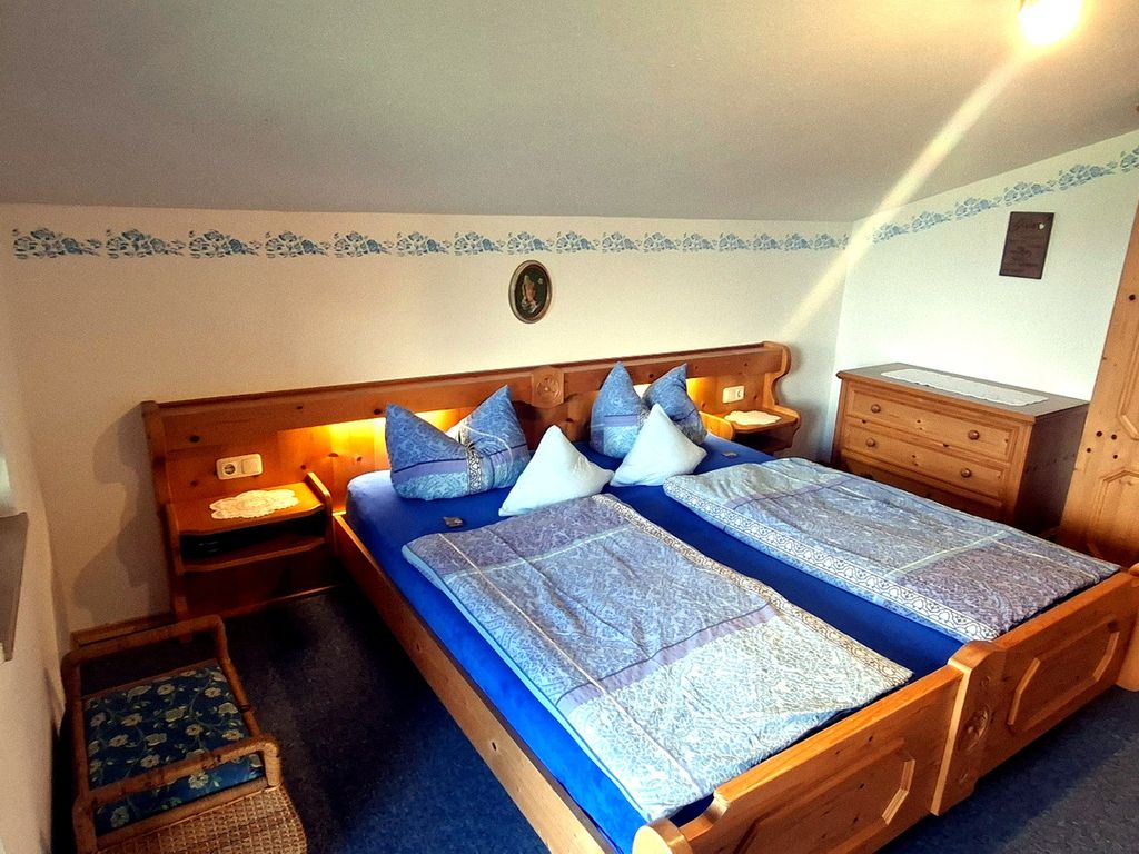 Schlafzimmer mit Doppelbett