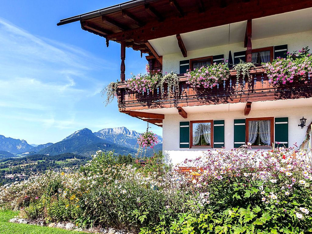 Südseite Haus im Hintergrund der Untersberg