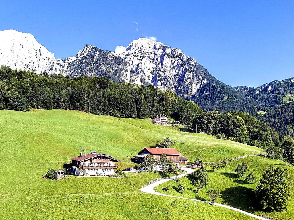Westansicht Hof mit Haus und Stall im Hintergrund Kehlstein und Göll