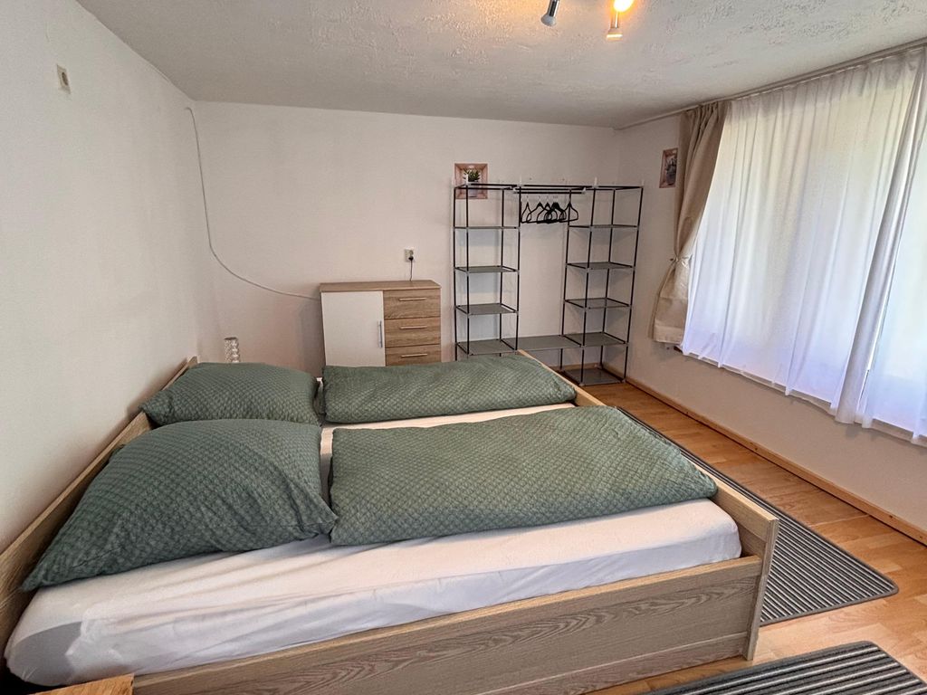 Schlafzimmer mit Großen Fenstern