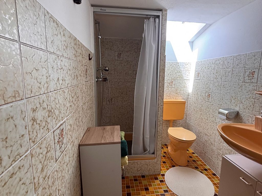 Badezimmer mit Fenster