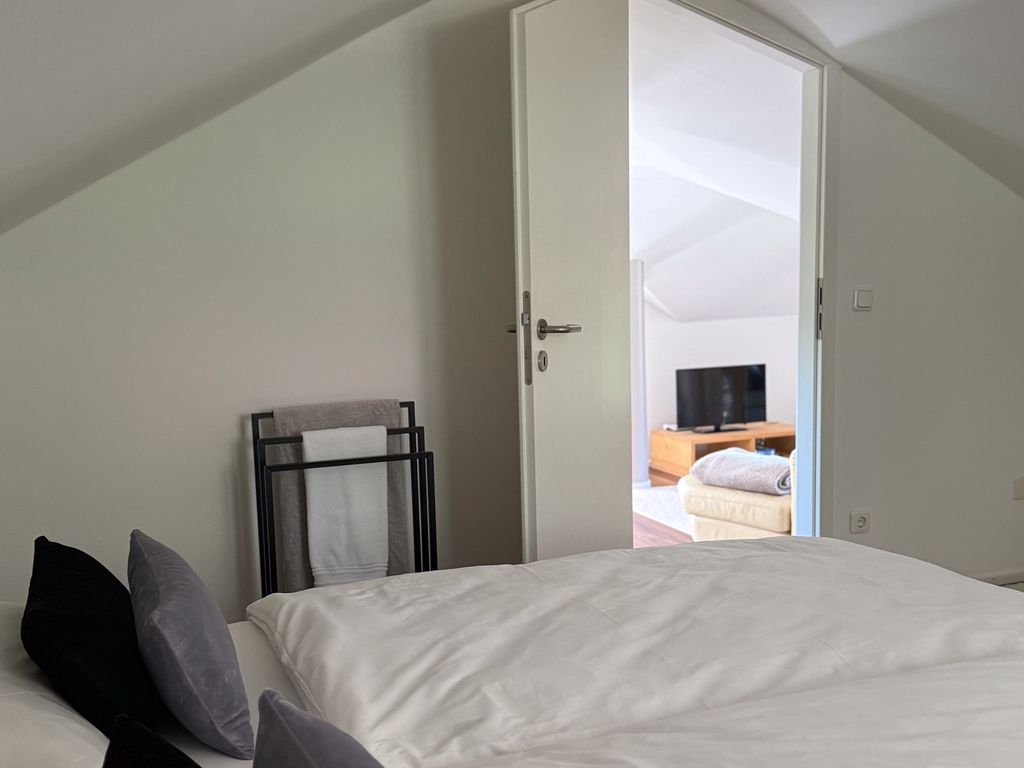 Großes Schlafzimmer: Blick in den offenen Wohnraum