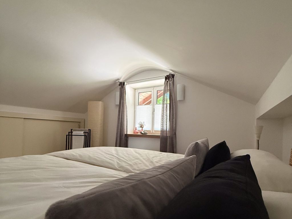Großes Schlafzimmer: rechter Blick raus aus Fenster