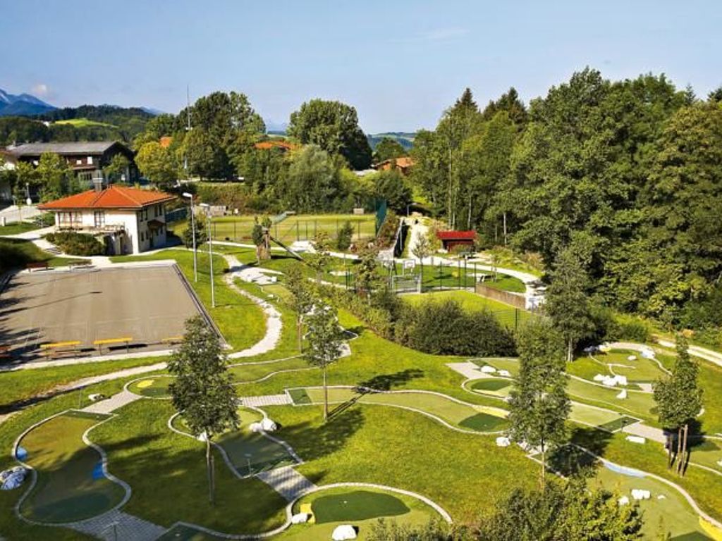 Spielplatz mit Minigolf und Tennis