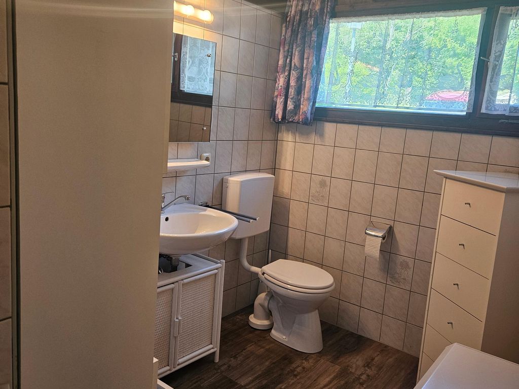 Badezimmer mit Dusche