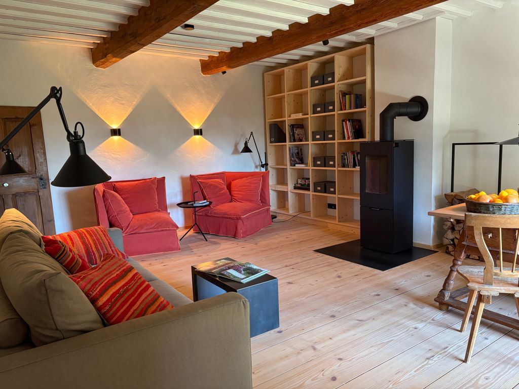 Stube mit Ofen und Sitzecken