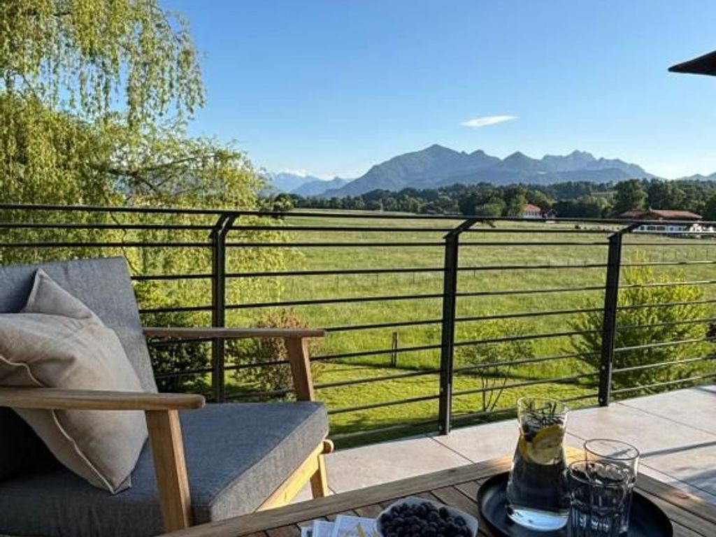 Blick von Lounge-Ecke ins Kaisergebirge und auf Kampenwand
