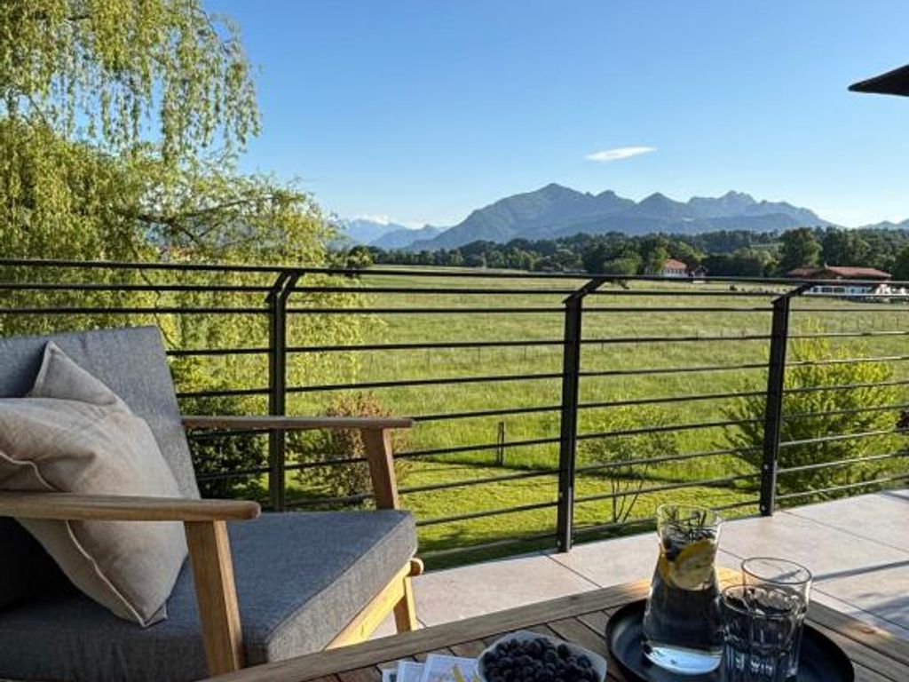 Blick von Lounge-Ecke ins Kaisergebirge und auf Kampenwand