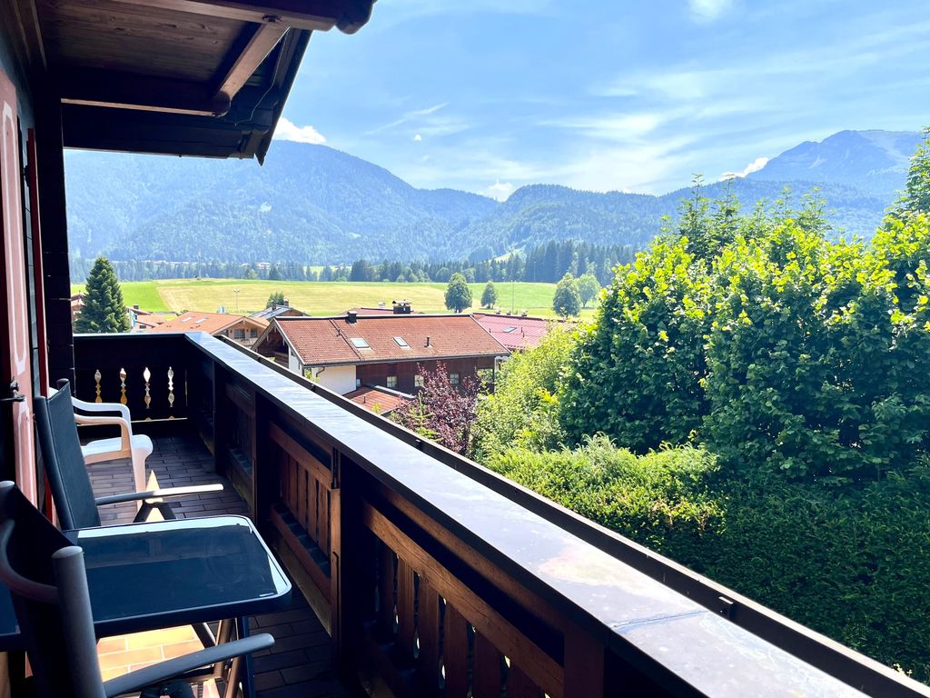 Ausblick vom möblierten Balkon in die umliegende Bergwelt