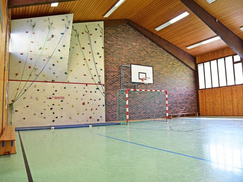 Sporthalle inkl. Kletterwand