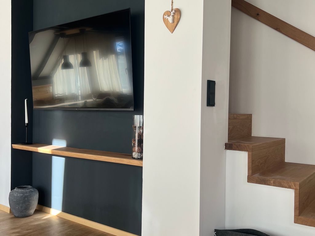Wohnzimmer mit Treppe