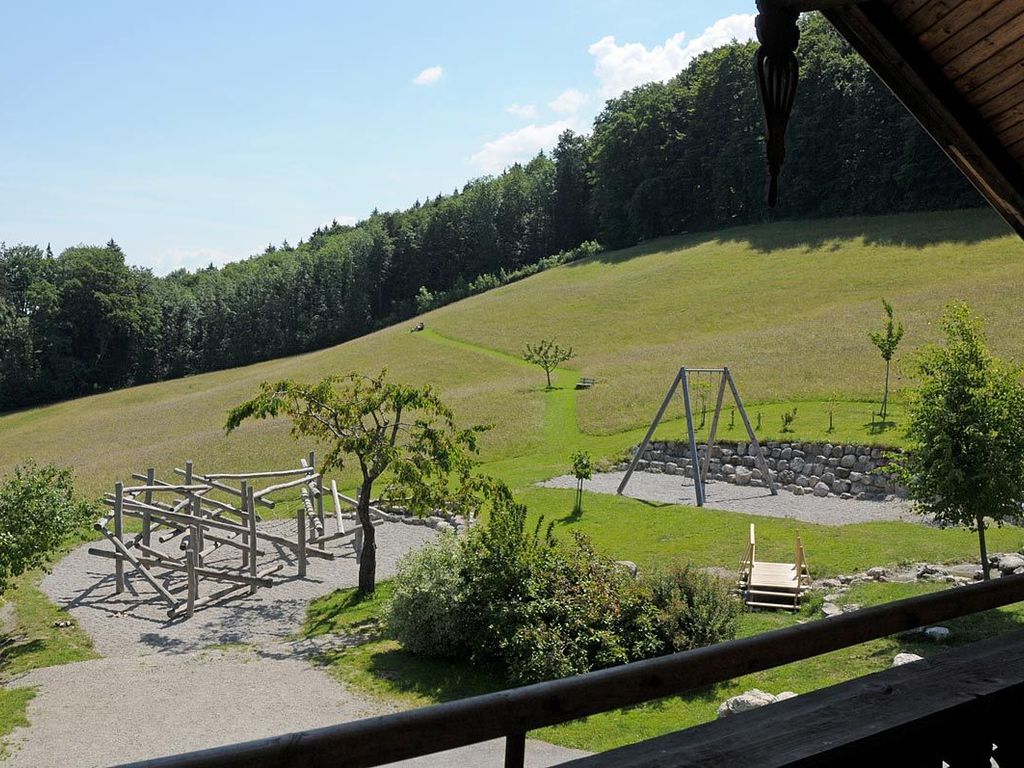 Jugendhaus Haslau Spielplatz, Aussengelände