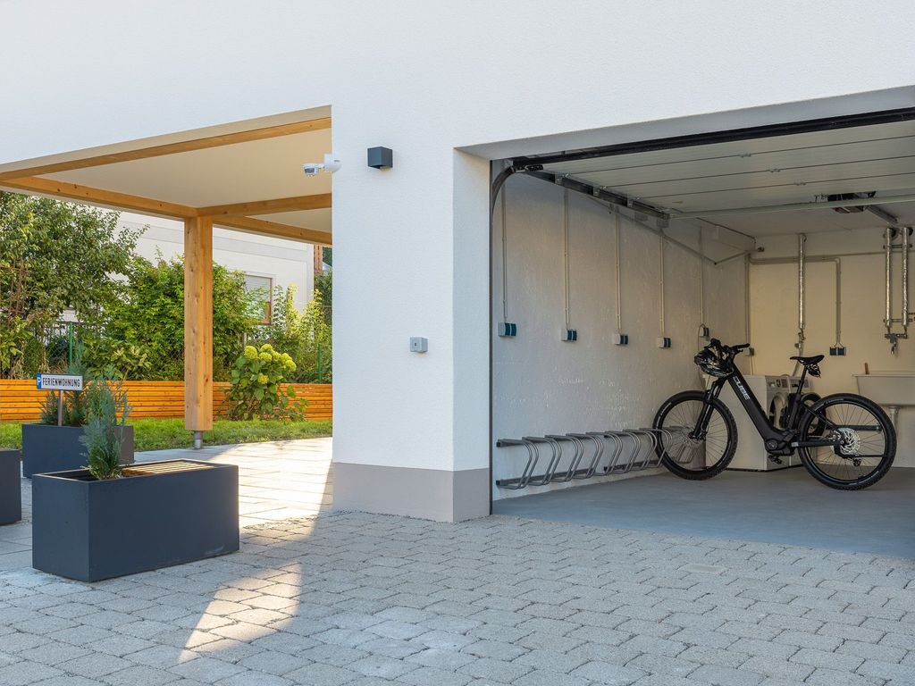 Radlgarage mit E-Bike Ladestelle (Trockner und Waschmaschine)