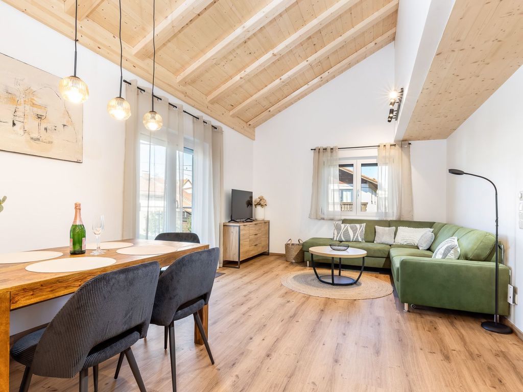 Wohn-, Esszimmer mit Schlafcouch