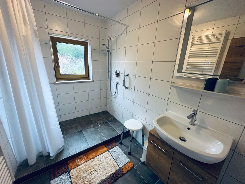 Badezimmer mit Dusche
