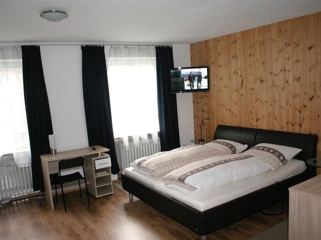 Wohn Schlafzimmer mit Zirbenwand