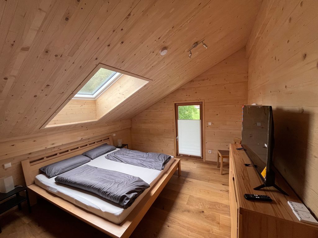 Schlafzimmer mit Flat-Smart-TV