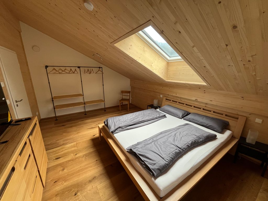 Schlafzimmer mit Flat-Smart-TV