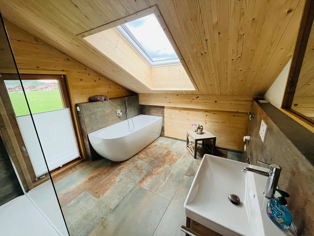 Badezimmer Badewanne, Dusche und WC