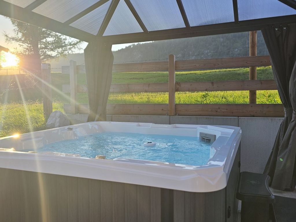 Ein Whirlpool auf der Terrasse! Ihr denkt das sei schon großartig? Wir setzen einen drauf: er ist ganzjährig beheizt :-)