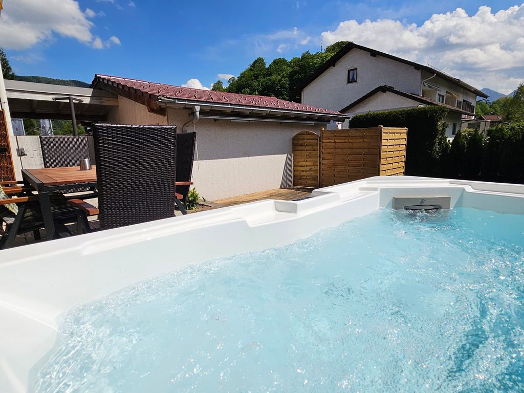 Im Whirlpool auf der Terrasse den Ausblick genießen, ja, bei uns geht das :-)