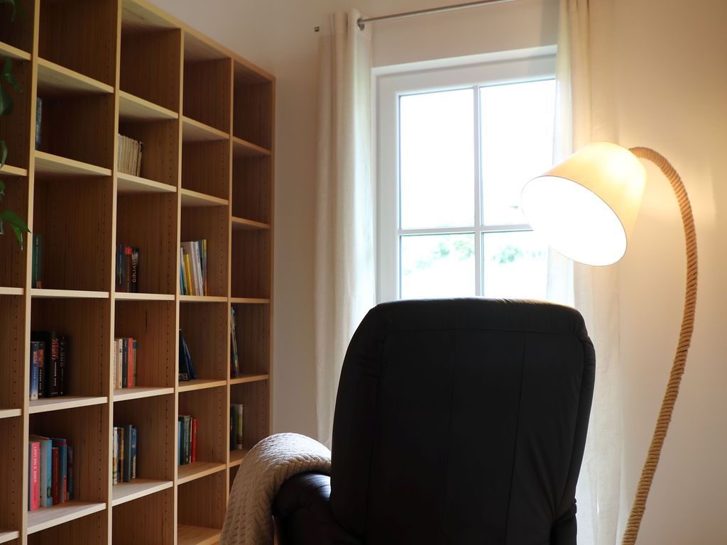 Leseecke mit Bücherwand